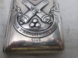 Belgium military silverplated cigarette case. Verzilverde sigaretten etui, met militair motief. Belgische vesting artillerie. DIVISION D'  ARTILLERIE DE BRUXELLES.- 1908. gemaakt door WISKEMANN. zeer bijzonder stuk.