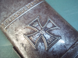 German cigarette case in the shape of the famous Bertha shell. Duits sigaretten etui in de vorm van de kogel uit de Dikke Bertha, Fleissige bertha