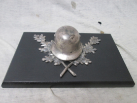 German plaque with oak leaves and steel helmet. Duitse plaquette, met Duitse helm omringd door eikenbladeren. zeer decoratief stuk. Op de helm zijn de decals duidelijk te zien.