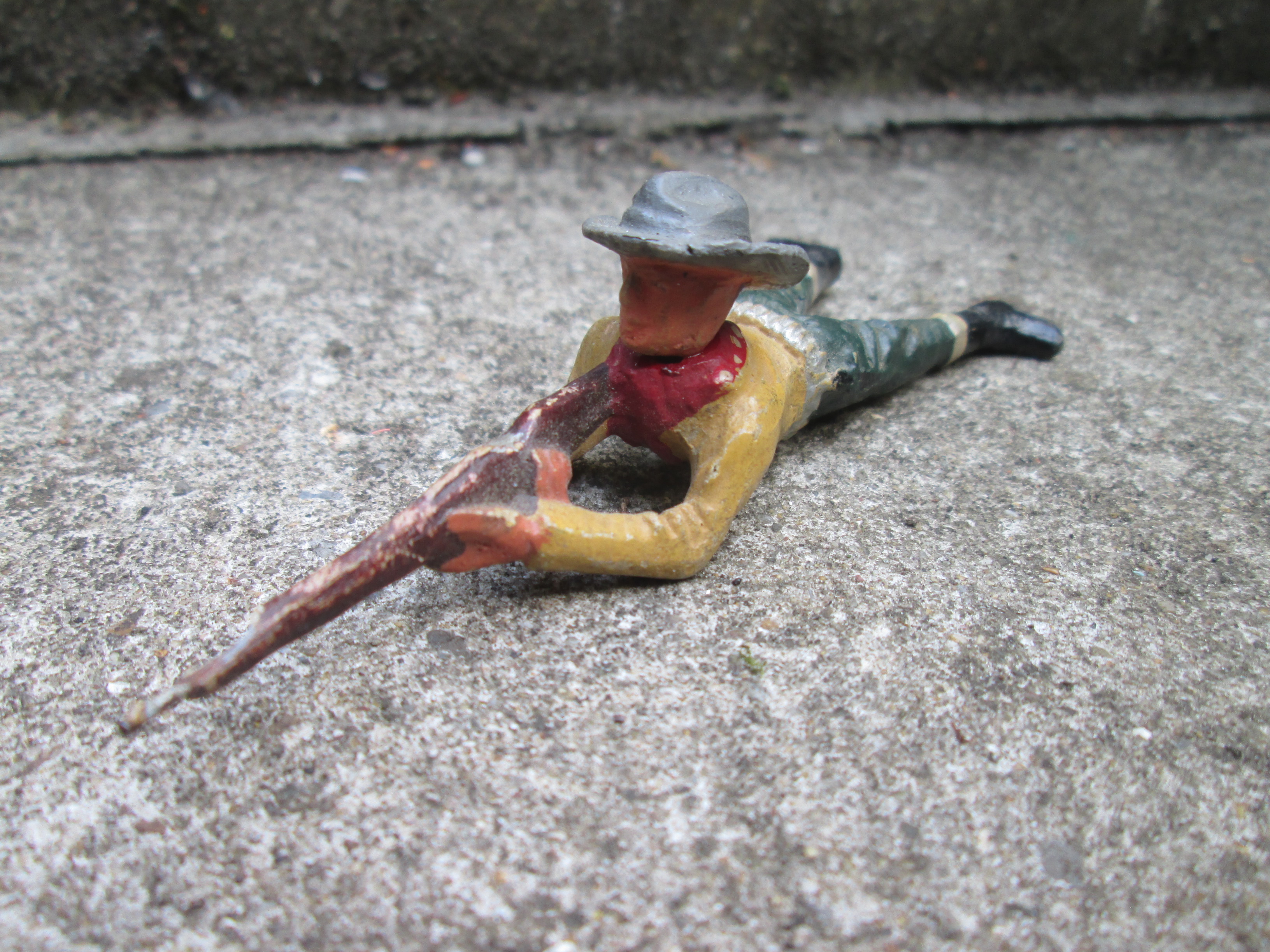 DURSO cowboy with rifle. cowboy liggend met geweer