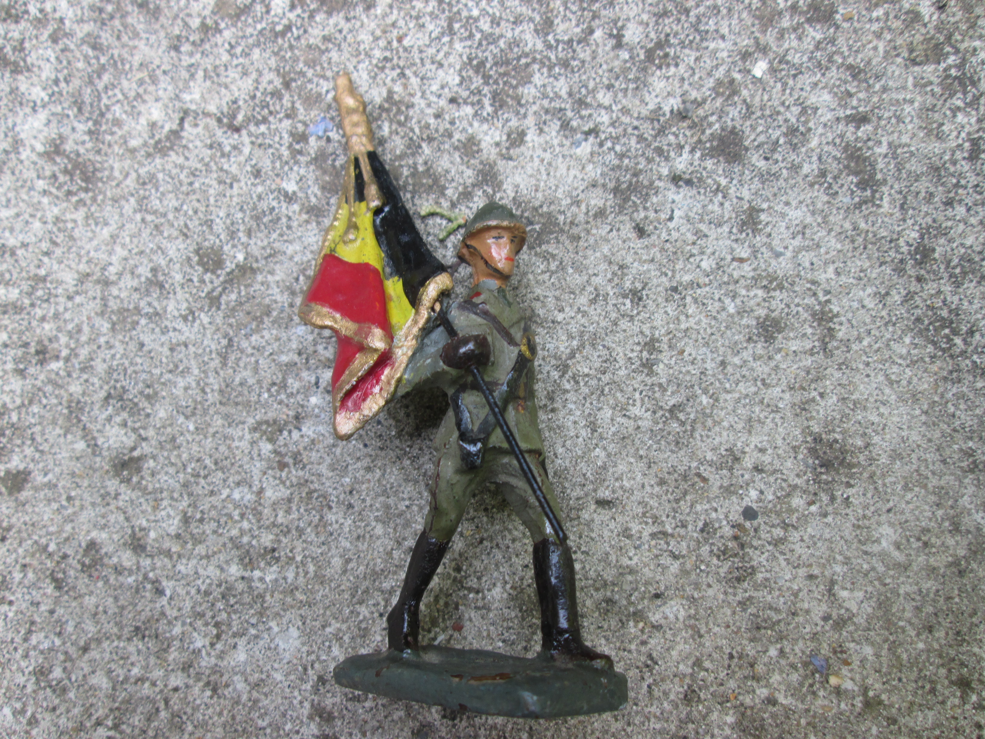DURSO Belgium soldier with flag. Durso Belgische soldaat met Belgische vlag met standaard TOP stuk.