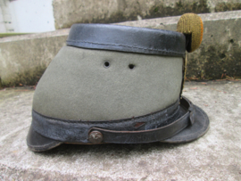 Dutch shako pattern 1912. officer, Nederlandse officiers sjako M1912, wollige binnenkant, geen zijde. compleet met kokarden en stormriem nette doch gedragen staat. TOP stuk nu moeilijk te vinden.