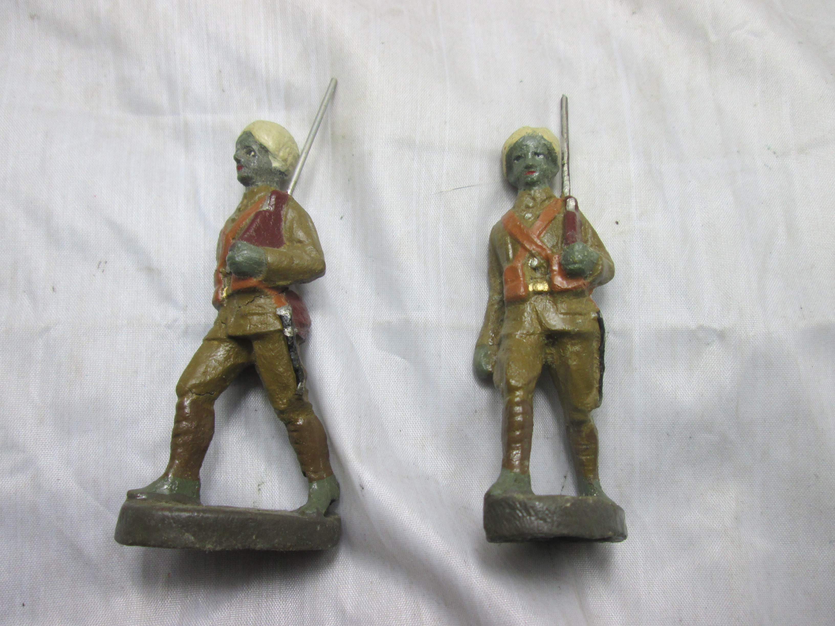 ELASTOLIN rare 2 Indian soldiers with turban. Elastolin 2 Indische soldaten met tulband vrij bijzonder.
