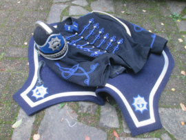 Dutch ERE ESCORTE helmet uniform and saddle blanket ( sjabrak) . Lot van Rijkspolitie ere escorte helm, uniform en paarde deken met emblemen.