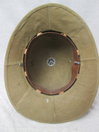 Italian pith helmet without badge. Italiaanse tropenhelm in een nette staat, werd ook door de Duitse Wehrmacht gedragen.