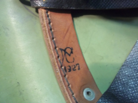Dutch helmet M-1916 nicely marked CM- 1927. Nederlandse helm Model 1916, met CM stempel, 1 riemsleuf en datum 1927 perfecte staat CM- Centraal Magazijn. helm in een bijna MINT staat en in deze conditie nauwelijks nog te vinden zeldzaam dus.