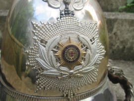 British Merry Weather fire brigade officers helmet from the fire Brigade association. Engelse officiers brandweerhelm met herinneringsembleem van de Fire Brigade association geemailleerd. TOP stuk