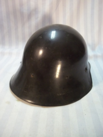 Spanish helmet model 1926, used in the civil war 1936. Spaanse helm model 1926, gebruikt in de Spaanse burgeroorlog 1936. voorzien van de Spaanse adelaar voorop de helm oud type helmembleem perfekte staat.