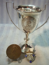 RAF boxing trophy cup silver, and 2 Boxing medals same person. Zilveren beker en 2 medailles bokswedstrijd RAF in Egypte, allen van dezelfde persoon. E.W. Franklin, sergeant bij de RAF