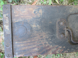 Nederlandse houten munitiekistje in originele kleur, van de Schwarzlozer mitrailleur M 08/15. aan de binnenkant nog de metalen beschermplaat voor de kogelpunten. Hieraan kun je zien dat het Nederlands leger is en niet Duits.