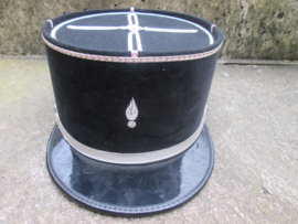 French officers cap of the fire department, made of velvet. Frans kepie officier van de brandweer pompier. voorzien van zwart fluweel, nette staat.