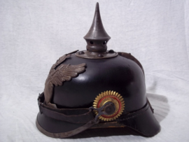 German M-15 spike helmet. Duitse manschappen M- 1915 pickelhaube Feldgrau, deelstaat BADEN, met maatstempel en maker. zeer nette kwaliteit origineel. Geen dubbele gaten,