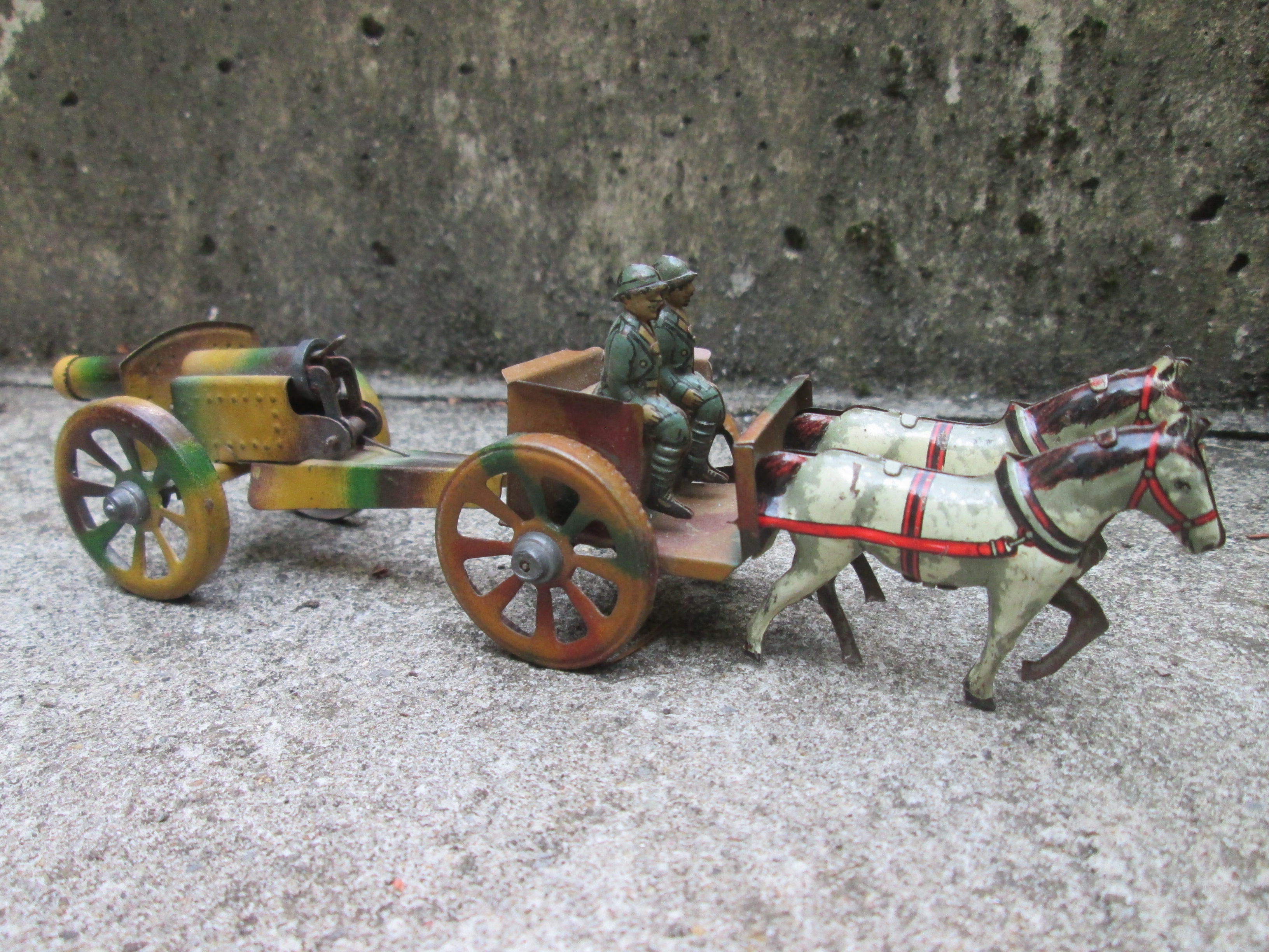 Tin toy German soldiers with canon. Blikken speelgoed, vooroorlogs, Duitse soldaten met kanon en paard en wagen. made in Germany, bijzonder stuk.