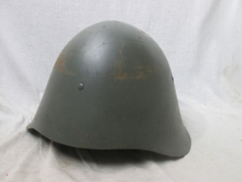 Danish helmet M 1923/ 1941. Deense helm met scherpe rand gedragen door politie, luchtbescherming en verzetsgroepen.
