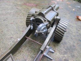 Metal gun. Metalen kanon British made, met laad en richt mechaniek zeer bijzonder