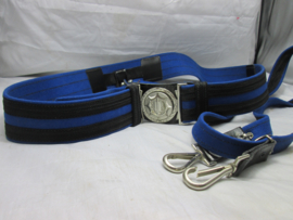 Dutch police belt for ceremonial duties for wearing your sword. Politie riem sabelgrager voor het gemeente politie sabel, blauwe stof seremonieel uniform.