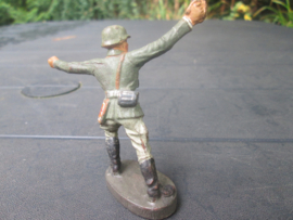 ELASTOLIN German officer with sword. Duitse officier met sabel.