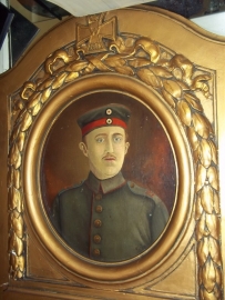 Nice painting oil on wood in a kind of remembrance plaque.Schilderij op paneel wat een onderdeel is vaneen soort graf monument met gipsen lijst en Ijzeren kruis 1914 zeer apart