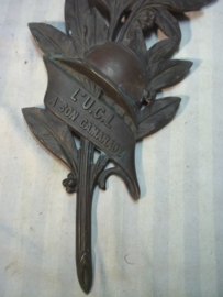 Bronzen palmtak, met Franse helm met weer een ander opschrift. zeer decoratief. heeft nog de volledige lengte