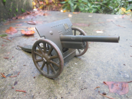 tin gun. blikken speelgoed kanon