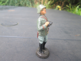 ELASTOLIN German officer with binocular. Duitse officier met verrekijker