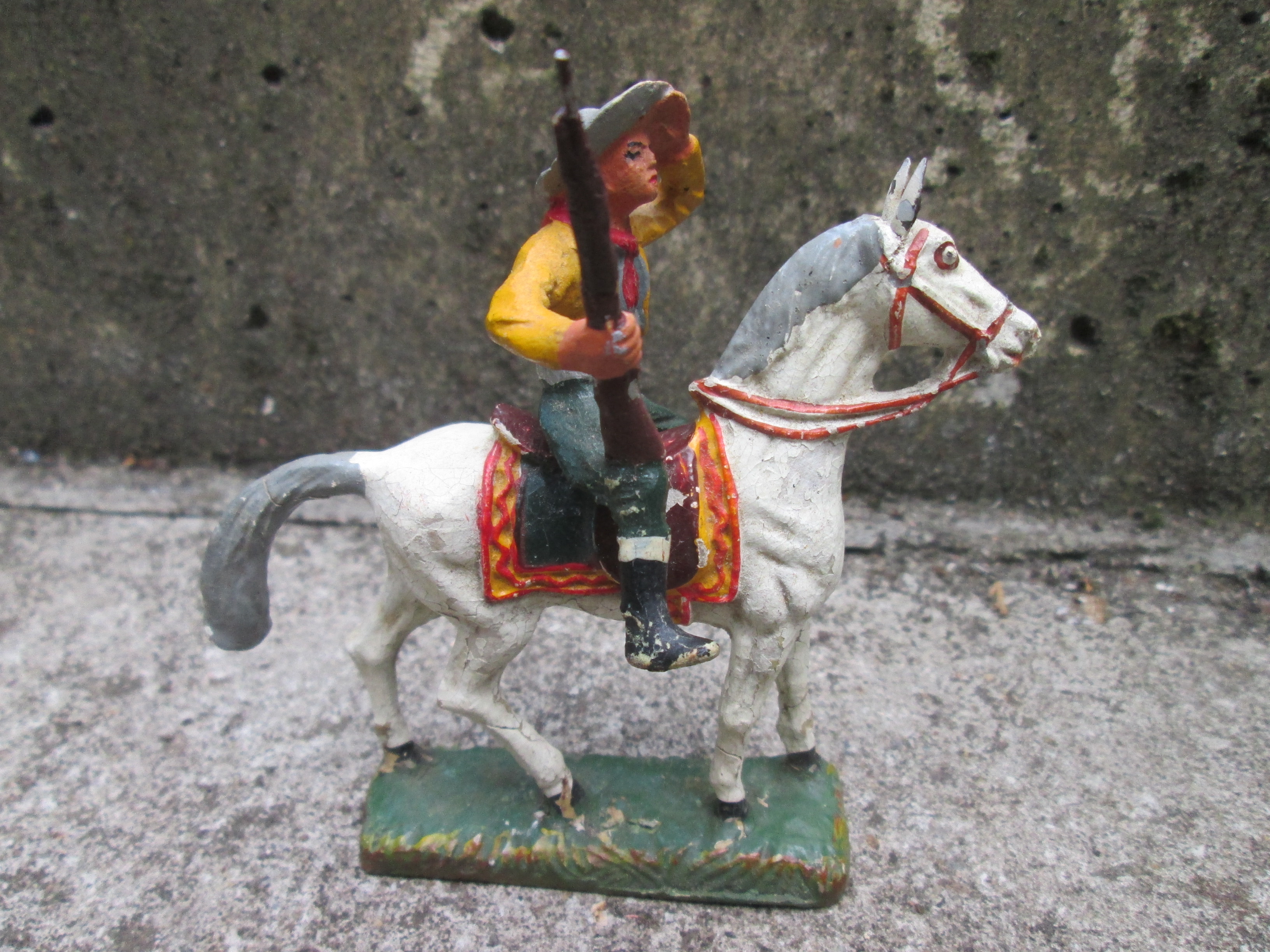 DURSO cowboy on horse looking. Cowboy turend op zijn paard