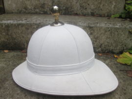 British Royal marines Wolsey pith helmet worn by the RM band. complete with badge and chinscale hard to find helmet. Tropenhelm van de Engelse Royal marines Mariniers. zeer goede staat. wereldbol als punt. met koperen kinketting.