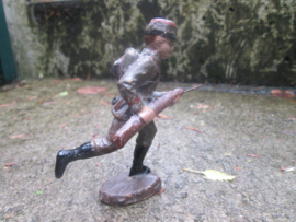 ELASTOLIN 10 cm. Austrian soldier attacking. Oostenrijkse soldaat in de aanval. goede staat antiek speelgoed.