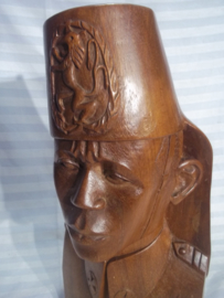 Wooden statue of a colonial soldier from the belgium army in Belgium Congo. Houten beeld van een ABBL soldaat, met fez en nationaal embleem Belgisch leger in de Congo, 40 cm zeer zeldzaam.
