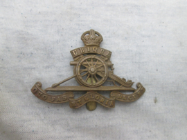 British cap badge Royal Artillery. Engels petembleem Veldartillerie. vroeg model