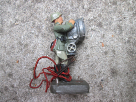 ELASTOLIN German soldier with search light. Duitse soldaat met zoeklicht, electrisch.