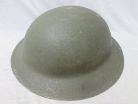 British steelhelmet used by South African Army sand finish, US green proberly 6 th. South Africa armoured Division under US command in North Italy. Engelse helm Mk II 1939 gedateerd zand geverfd. Zuid-Afrika leger. zeldzaam.