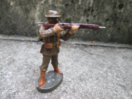 ELASTOLIN British soldier with gasmask. Engelse soldaat met gasmasker schietend, goede staat.