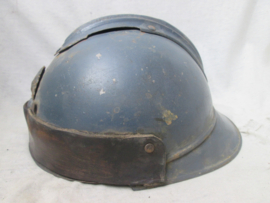 French modified Artillery helmet 1915. Gemodificeerde Franse helm Artillerie eenheden 1e model uit 1915, ZEER zeldzaam en curieus. voorscherm van de helm werd verwijdert om beter door de optische instrumenten te kunnen kijken.