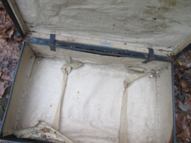 KLM suitcase. KLM koffer gemaakt in Amsterdam voor reizen overzee naar de oost. Royal Dutch Airlines K.L.M. Amsterdam - Batavia. zeer decoratief item.