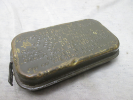 US- Army first aid tin, not used. Amerikaans blikje voor Noodverband, niet geopend.