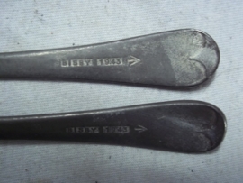 2 Spoons of the brittish army 1943. 2 Engelse leger lepels 1943 gedateerd