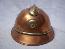 Trench art French helmet very rare. 17 by 12 cm.Loopgravenkunst Franse helm, zeer bijzonder dit soort specifiek gemaakte items, kepie, helm tank geweer enz. dit soort items worden veel gezocht je ziet ze ook al in kunstgallerijen.