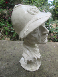 Statue Belgium World War 1 soldier signed. Buste terracota van een Belgische soldaat gesigneerd THOMASSON. ongeveer 38- 40 cm hoog. op de kraagpunten staat een 2. IJSER herinnering apart stuk.