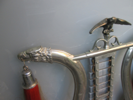 Duitse militaire lyra, met 2 kleurige paardenstaart, adelaar en adelaarskoppen, compleet met houten handvat en muziekplaatjes, zeldzaam stuk gebruikt door Wehrmacht en Reichswehr. jaren 30-40. Berlijns zilver.