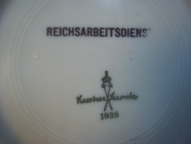 German saucer Labour party. Schotel hotel porselein Duitse Reichsarbeitsdienst. met maker en datum 1938.