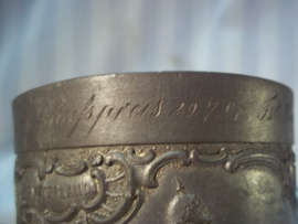 German pewter shooting price 1897. Duits tinnen schietbeker, op naam met militaire afbeeldingen TOP item