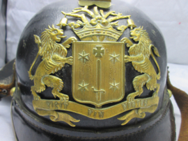 Dutch leather fire helmet of the City of Haarlem. Nederlandse brandweerhelm met kam en vuurverguld stadswapen embleem HAARLEM, helm is gemaakt van leer. zeldzame helm uit haarlem, in een pracht staat.