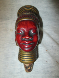 Old cork with the head of an African woman. Oude kurk met het hoofd van een Afrikaanse vrouw gemaakt van een soort papier mange. zeer decoratief en curieus.