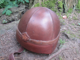Japanese winter tank helmet made from leather, nicely marked complete with googles in pouch. Japanse winter leren tank helm gevoerd met bont, gemarkeerd zeer nette staat  compleet met bril in tasje.