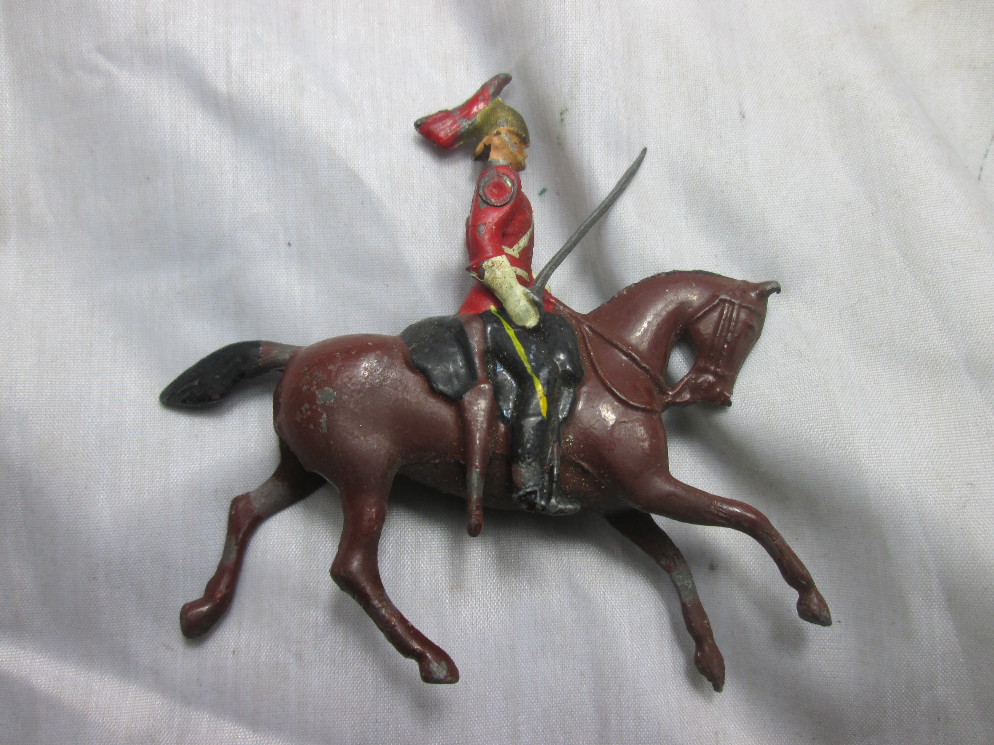 Tin toy british household cavalery, moving arm. Tinnen speelgoed british guards op paard Britain