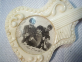 Draag speldje jaren 60 in de vorm van een gitaar met een foto van de BEATLES, mooi item uit die tijd apart.