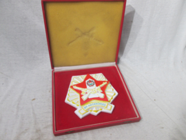 Hungarian military shooting award. Hongaarse militaire schietprijs in doos, cassette. 15 bij 15 cm, en gemarkeerd, zeer apart embleem.