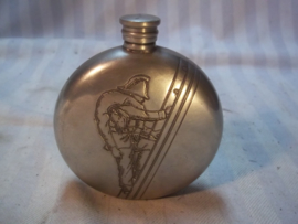 Pewter flask with engraved fireman. Tinnen drinkflacon met daarop een brandweerman die een redding uitvoert.