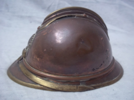 Franse miniatuurhelm M-1915- LOOPGRAVENKUNST- zeer gedetailleerd gemaakt, zelfs het binnenwerk is van metaal. 13 cm. lang en 7 cm hoog, breed 9 cm. Zeldzaam item.